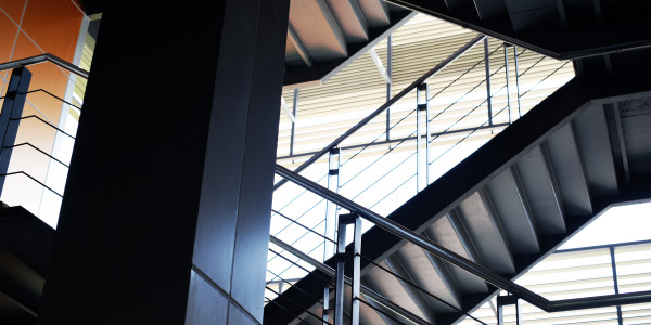 Pintar Fachadas de Empresas / Negocios / Locales Comerciales Ejea de los Caballeros · Pintado de Escaleras